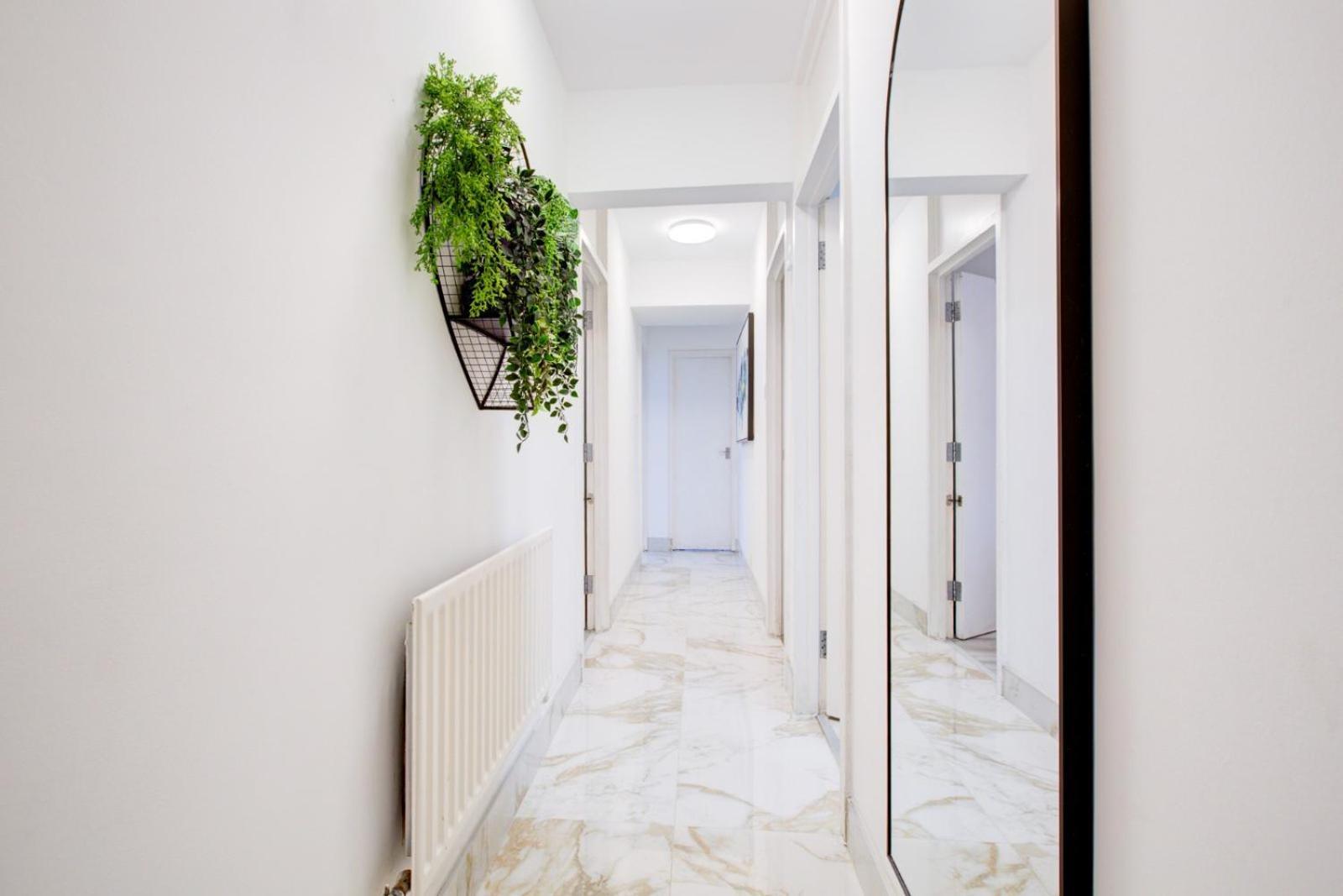 Apartment Central 4-Bedroom Gem Stylish & Walk-Able To Everything *