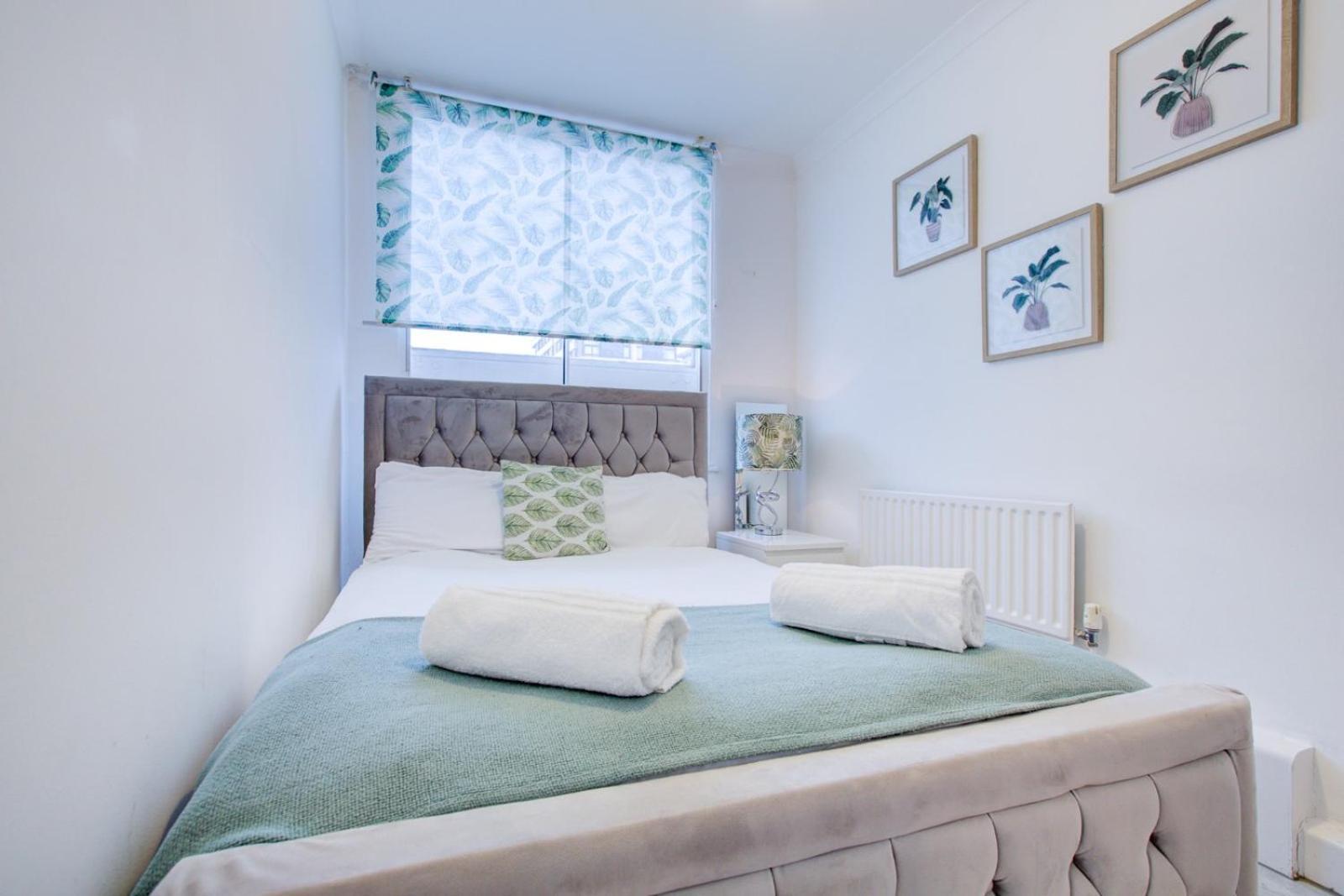 Central 4-Bedroom Gem Stylish & Walk-Able To Everything London