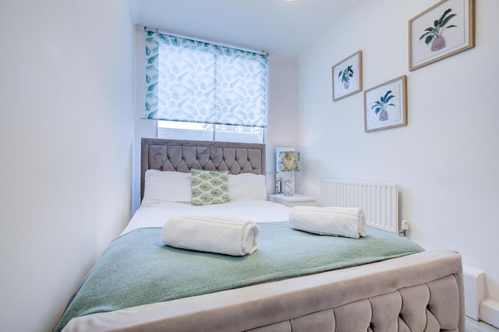 Apartment Central 4-Bedroom Gem Stylish & Walk-Able To Everything London
