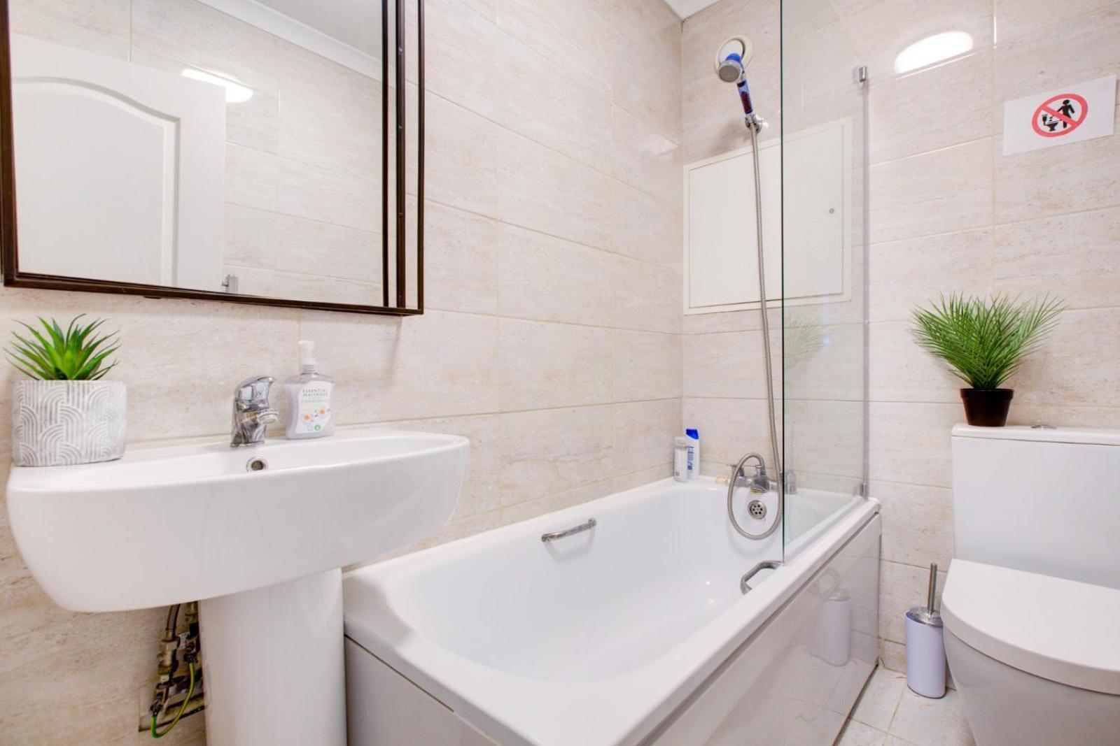 Central 4-Bedroom Gem Stylish & Walk-Able To Everything Apartment
