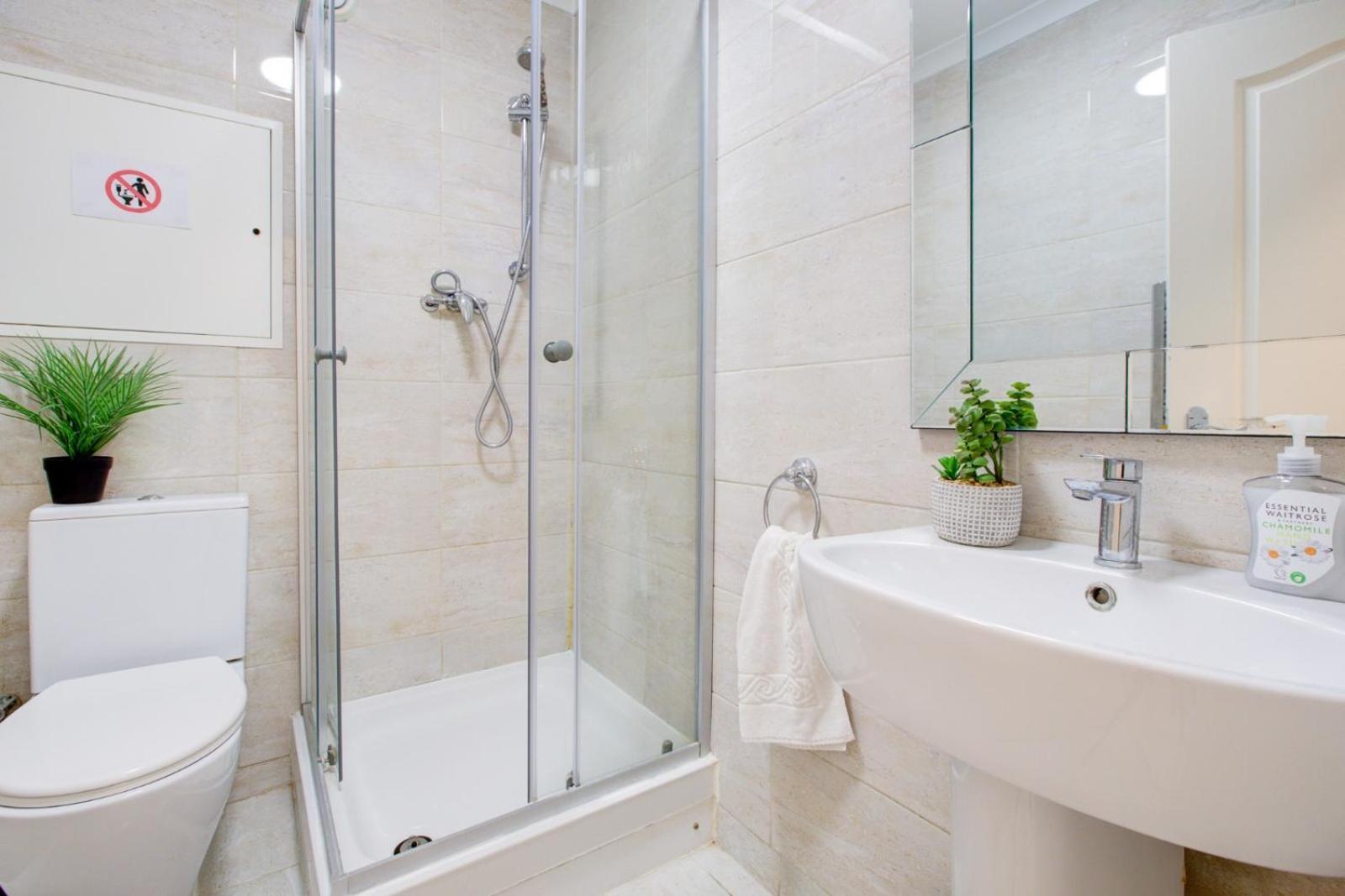 Central 4-Bedroom Gem Stylish & Walk-Able To Everything * London